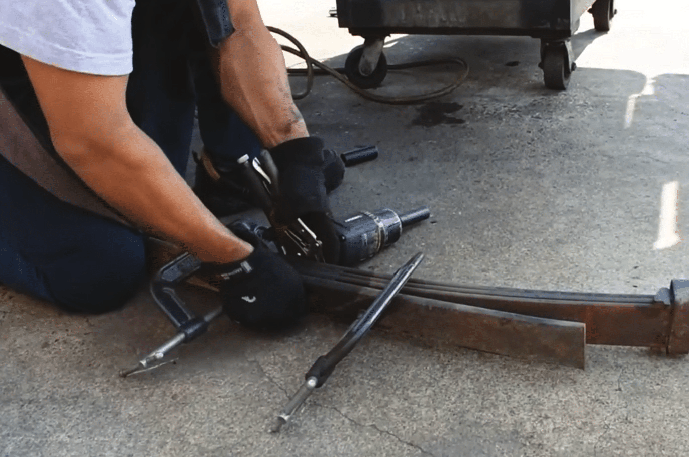 Removing leaf spring center bolt